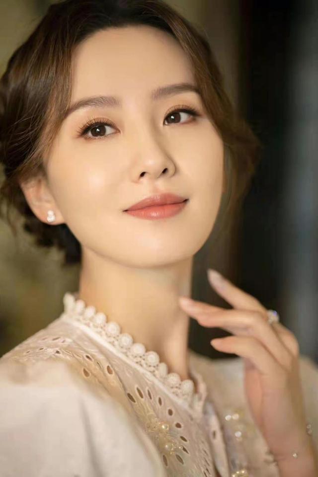 刘诗诗换发型美貌创新高！新活动穿白裙温柔感爆棚，气质圈内少有