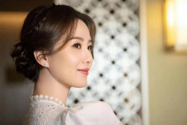 刘诗诗换发型美貌创新高！新活动穿白裙温柔感爆棚，气质圈内少有