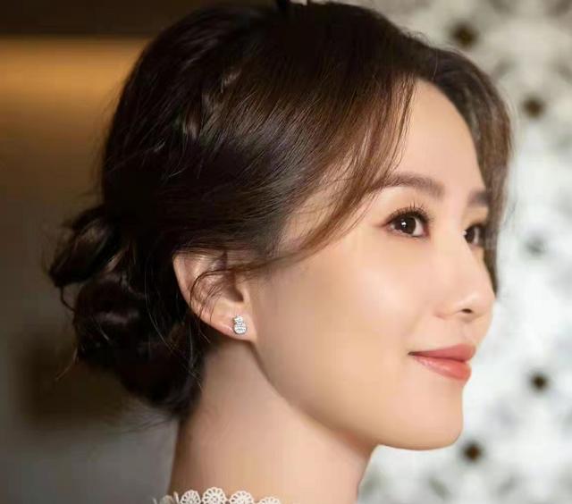 刘诗诗换发型美貌创新高！新活动穿白裙温柔感爆棚，气质圈内少有