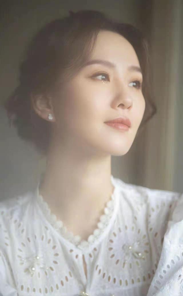 刘诗诗换发型美貌创新高！新活动穿白裙温柔感爆棚，气质圈内少有