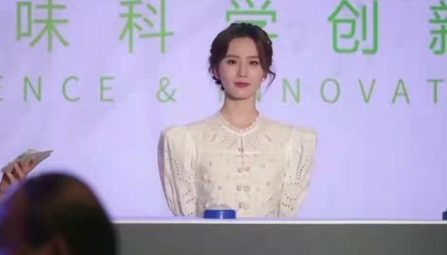 刘诗诗换发型美貌创新高！新活动穿白裙温柔感爆棚，气质圈内少有