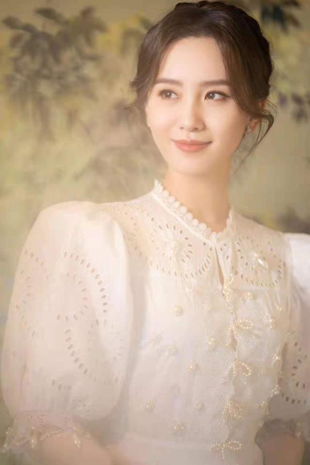 刘诗诗换发型美貌创新高！新活动穿白裙温柔感爆棚，气质圈内少有