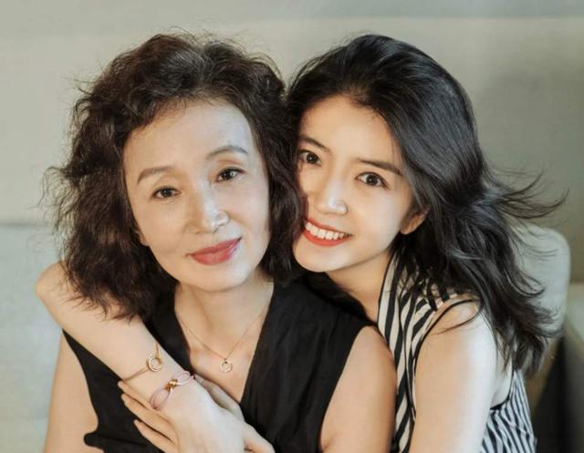 女人脸上有这4个特征，是标准的“逆龄感”美女，变老了也很耐看