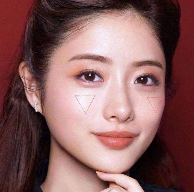 女人脸上有这4个特征，是标准的“逆龄感”美女，变老了也很耐看