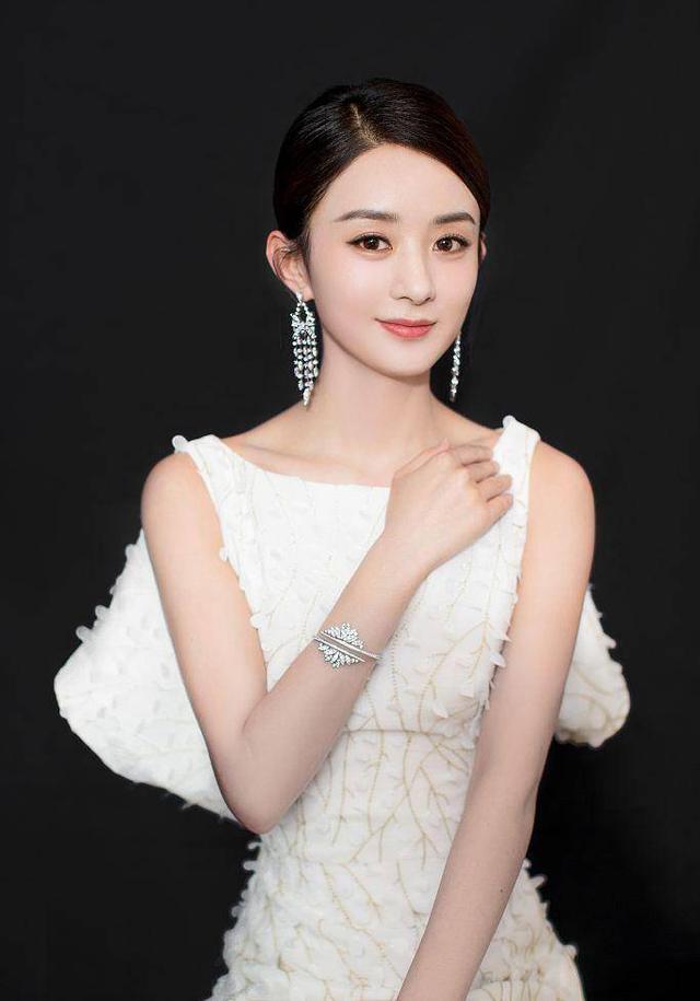 女人脸上有这4个特征，是标准的“逆龄感”美女，变老了也很耐看