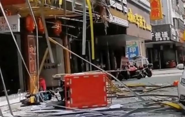 岳阳一商铺用氧割机拆烟道引发爆炸，幸无人员伤亡