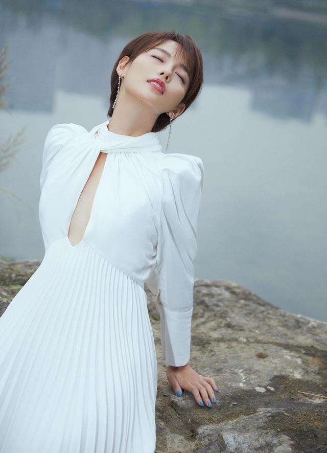 别人穿深V连衣裙，张嘉倪却穿“生辰”连衣裙，身材优越就是敢穿