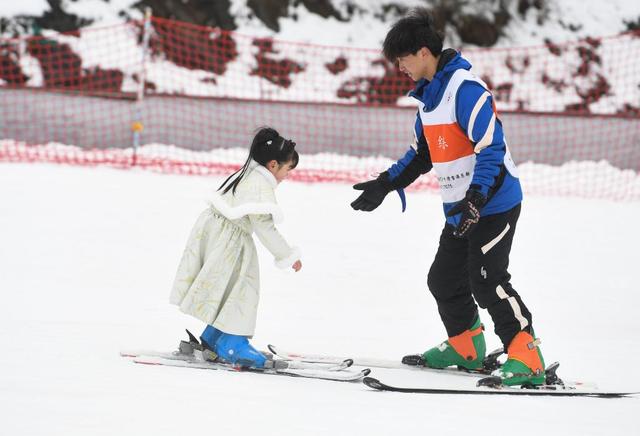 冰雪运动让重庆冷水镇冬天“热”起来
