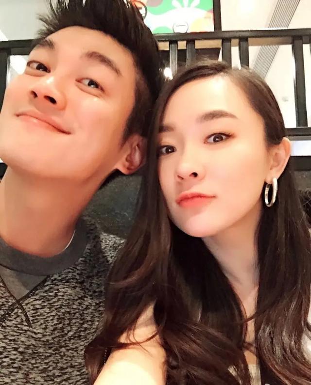 杜江的回应存在争议，网友提出3点质疑，霍思燕发文称相信杜江