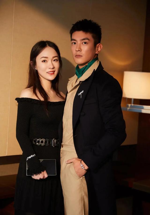杜江的回应存在争议，网友提出3点质疑，霍思燕发文称相信杜江