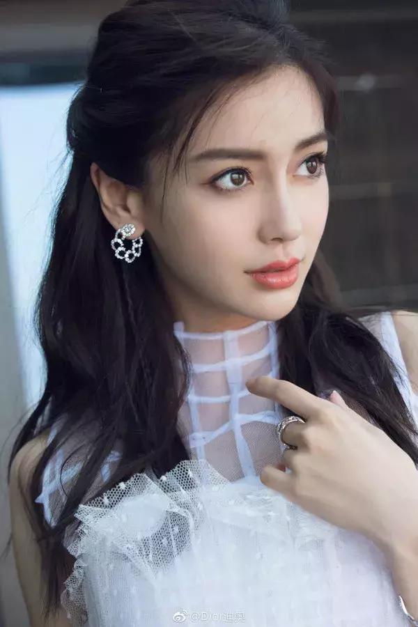 为何杨幂的公主头要比Angelababy老十岁？