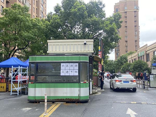 直击上海封闭小区：快递架已送达，补给品源源不断进小区