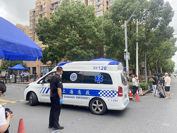 直击上海封闭小区：快递架已送达，补给品源源不断进小区