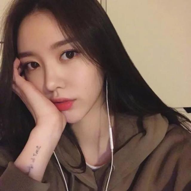 中长发的发尾内扣突出下巴，二八分的刘海还能让脸显小