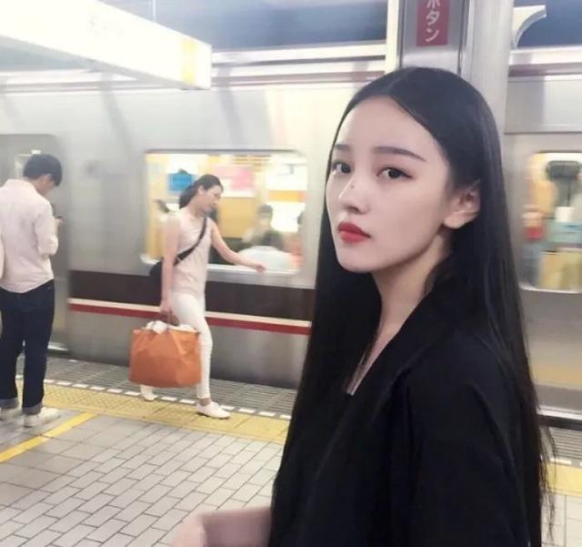 中长发的发尾内扣突出下巴，二八分的刘海还能让脸显小