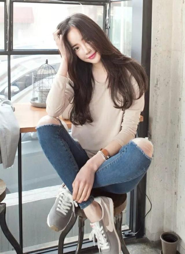 中长发的发尾内扣突出下巴，二八分的刘海还能让脸显小