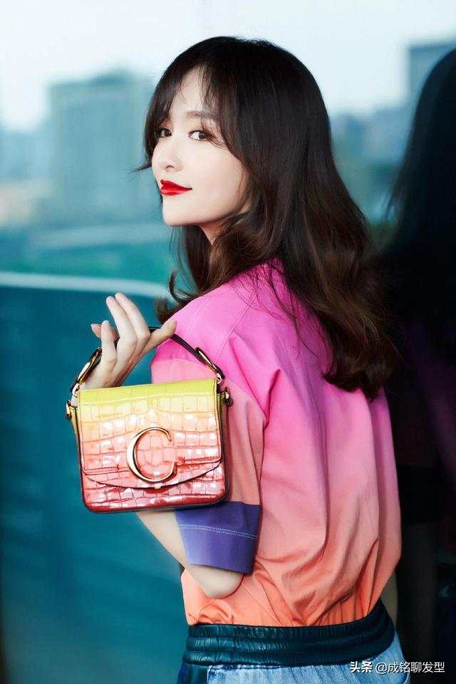 唐嫣终于换发型了，网红空气生辰刘海大波浪卷发，美回少女时代