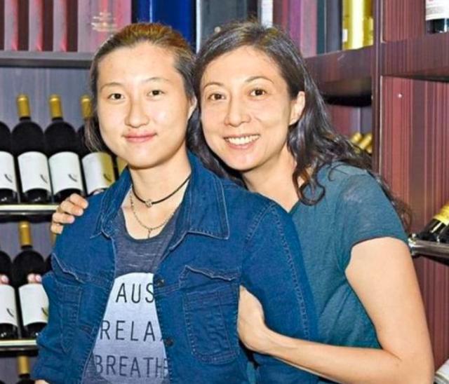 “小龙女”出柜订婚、蓝洁瑛被性侵逼疯，刘嘉玲被嘲“生辰奶”……