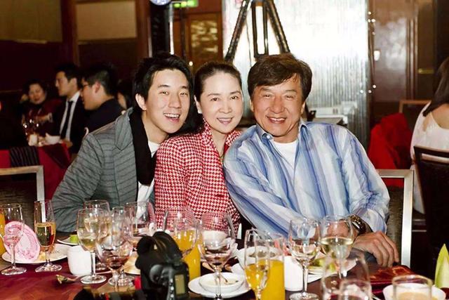 “小龙女”出柜订婚、蓝洁瑛被性侵逼疯，刘嘉玲被嘲“生辰奶”……
