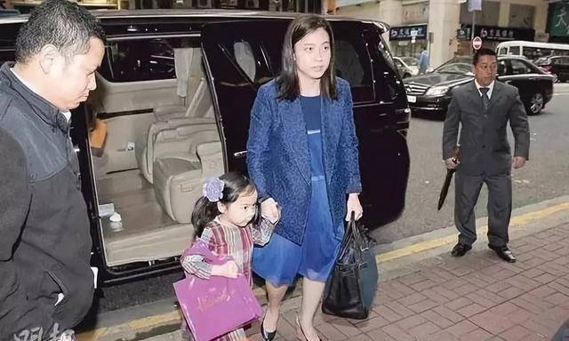 “小龙女”出柜订婚、蓝洁瑛被性侵逼疯，刘嘉玲被嘲“生辰奶”……