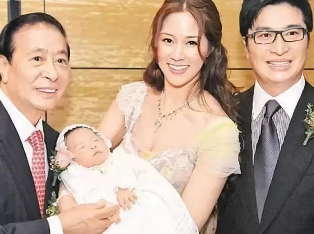 “小龙女”出柜订婚、蓝洁瑛被性侵逼疯，刘嘉玲被嘲“生辰奶”……