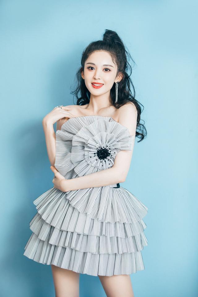 娜扎衣品真难懂，穿“扇子裙”硬凹“生辰”锁骨，结果却令人意外