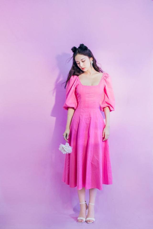 娜扎衣品真难懂，穿“扇子裙”硬凹“生辰”锁骨，结果却令人意外