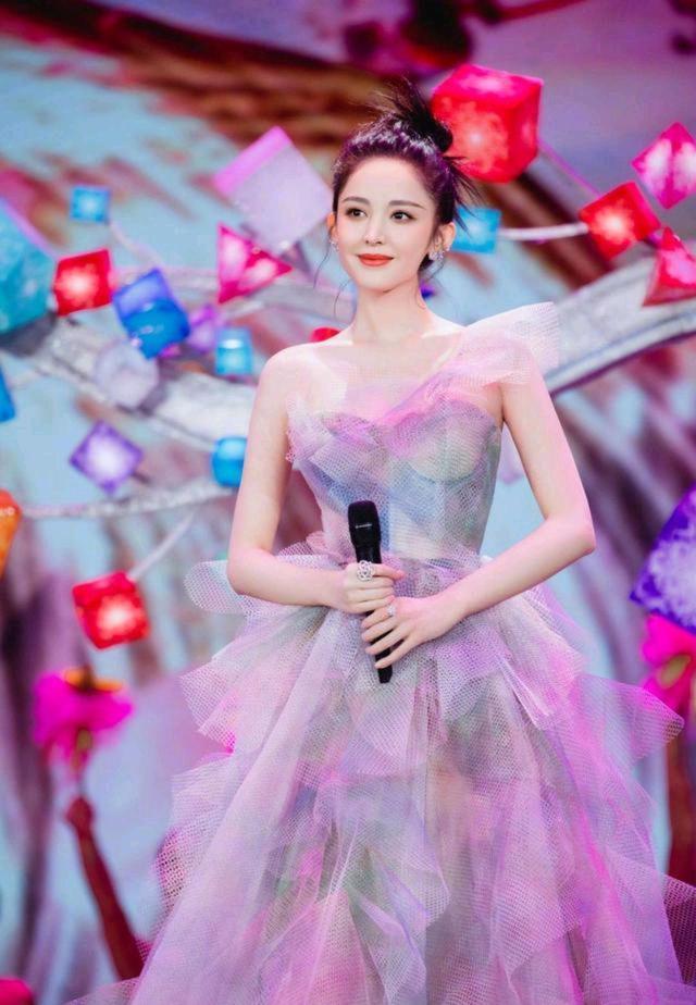 娜扎衣品真难懂，穿“扇子裙”硬凹“生辰”锁骨，结果却令人意外