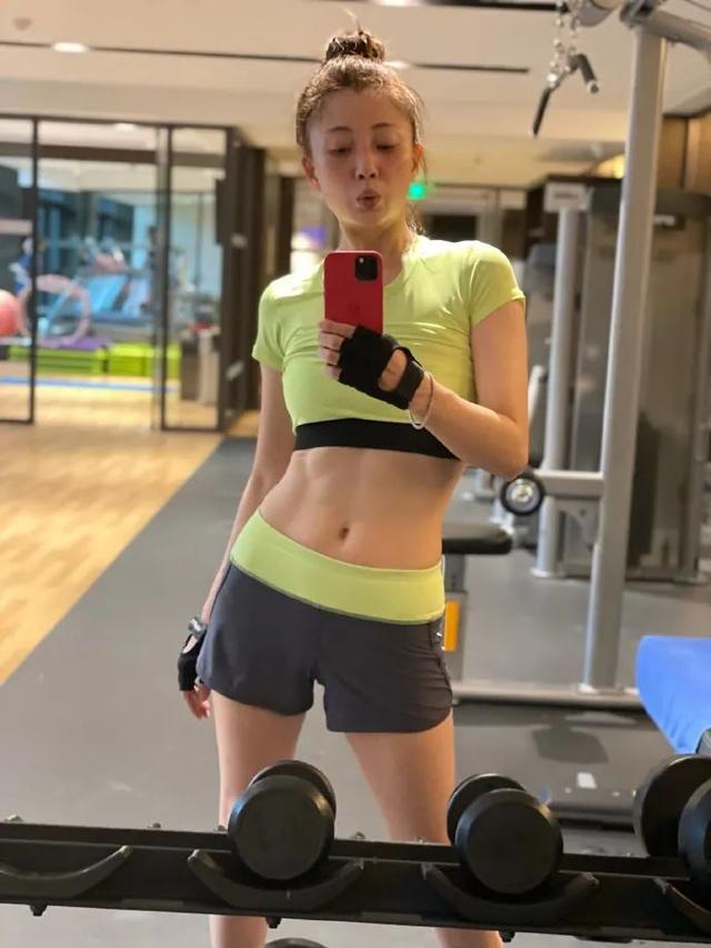 41岁的殷桃和46岁的梅婷