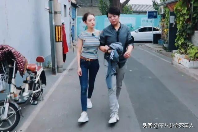 膝盖内弯、一瘸一拐、内八字，这些女星的走路姿势是在毁形象