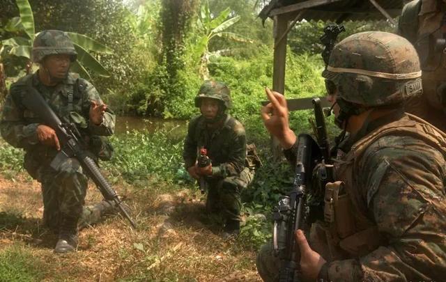 黑人士兵开中国战车？中国军校的外国军人，网上传说靠谱吗