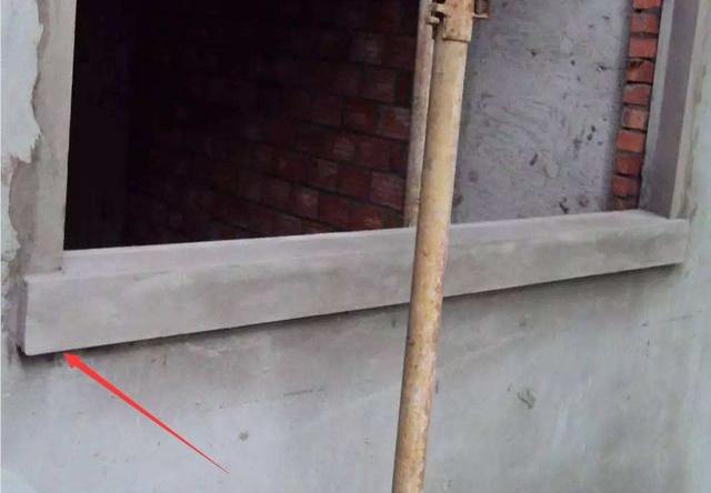 为啥师傅坚持窗台不能少压顶石？如今一下雨倒灌渗水，这痛我懂了