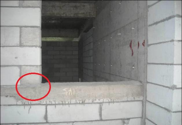 为啥师傅坚持窗台不能少压顶石？如今一下雨倒灌渗水，这痛我懂了