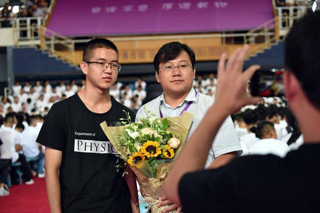 清华“八字班”开学第一课畅想“无穷大”