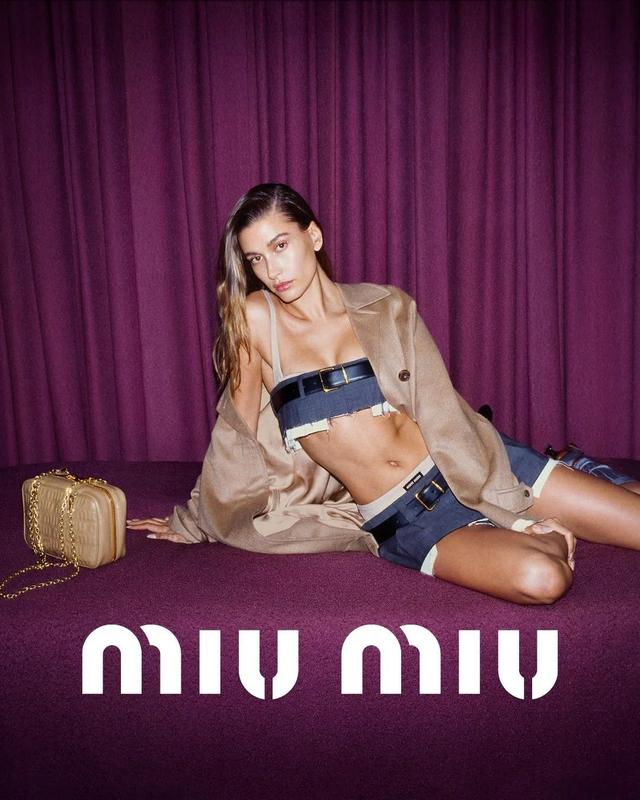 全网刷屏的MIU MIU露脐装，引发了新一轮身材焦虑？