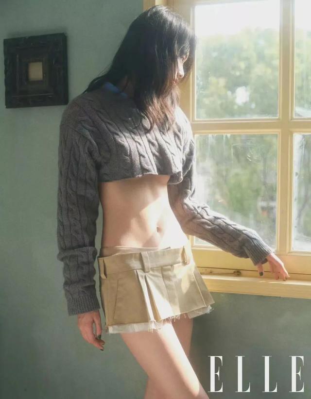 全网刷屏的MIU MIU露脐装，引发了新一轮身材焦虑？