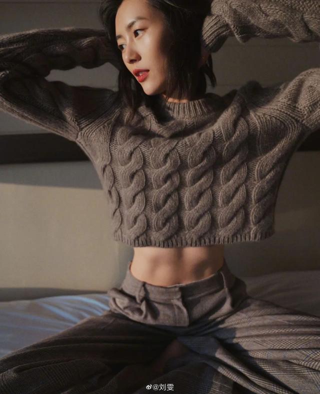 全网刷屏的MIU MIU露脐装，引发了新一轮身材焦虑？