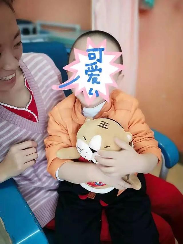2岁男孩误吞电池导致声带麻痹呼吸困难 是什么让这只“小老虎”重新生龙活虎？