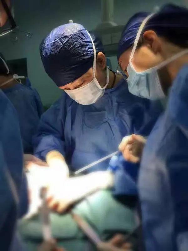 2岁男孩误吞电池导致声带麻痹呼吸困难 是什么让这只“小老虎”重新生龙活虎？