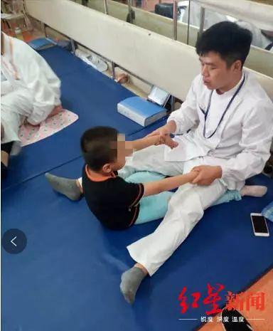迷信“八字相克”将儿打瘫？ 8年后生母首度回应