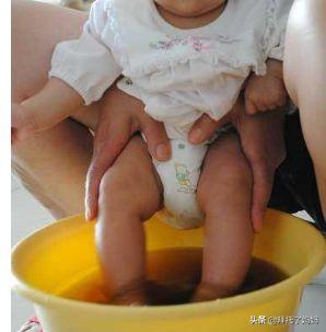 宝宝腿部畸形，只因妈妈常做这个动作，这个错误很多父母没意识到