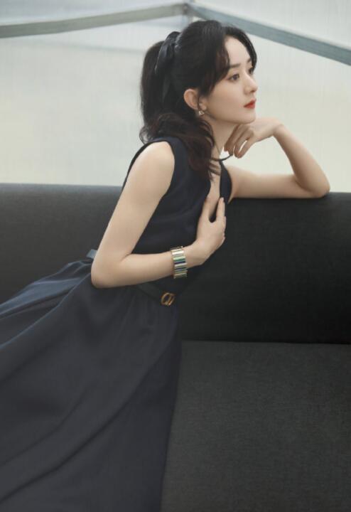 赵丽颖又美回了产前的样子，黑色V领裙配高马尾，轻松凹美人范
