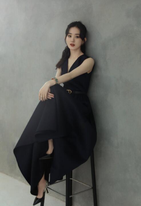 赵丽颖又美回了产前的样子，黑色V领裙配高马尾，轻松凹美人范