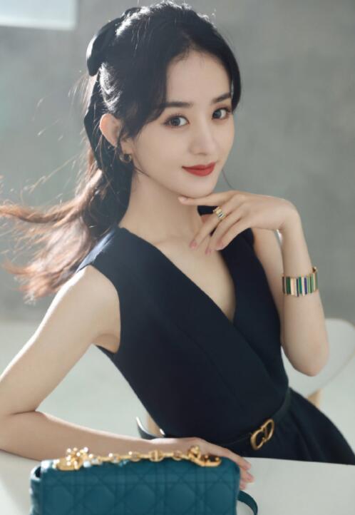 赵丽颖又美回了产前的样子，黑色V领裙配高马尾，轻松凹美人范