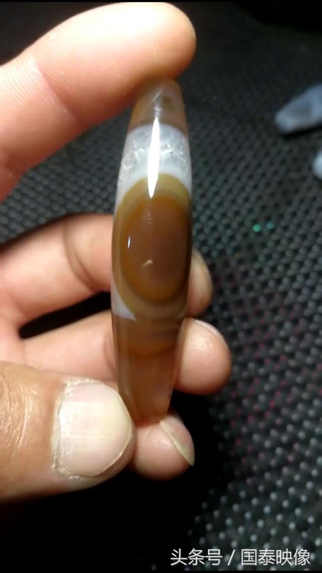 这样的八字形的天珠是不是极品你们看看能出什么价格可以拿回收藏