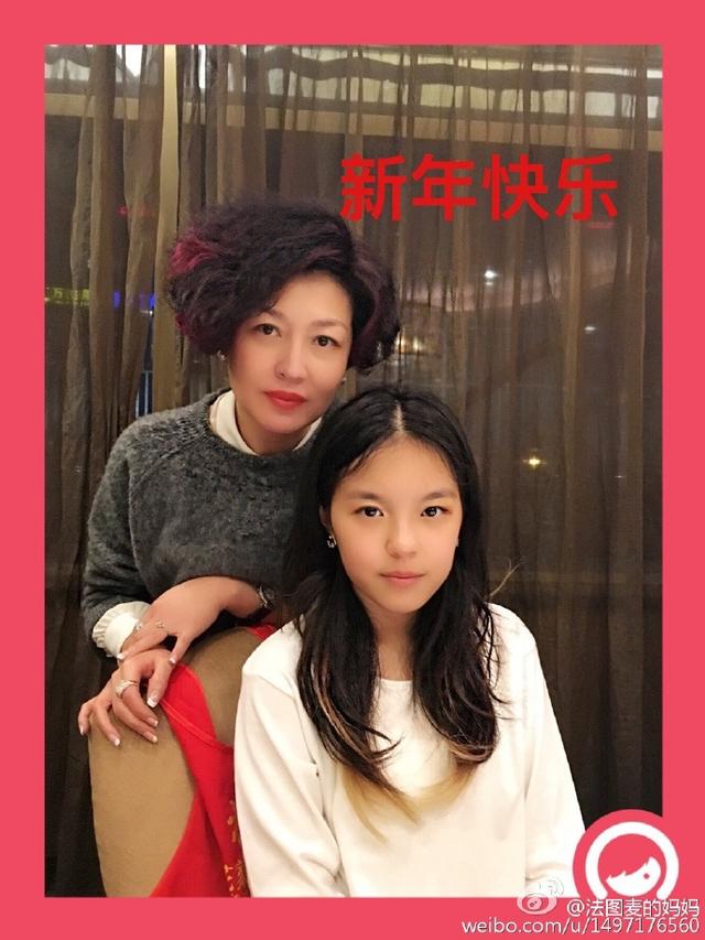 李咏妻子哈文发八字新年祝福，网友看哭：都要好好的！