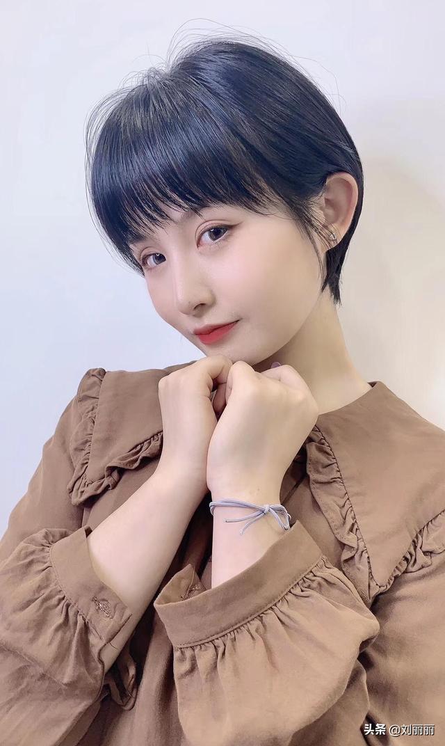新时尚发型23款，无论长短都心动，让你美到心儿怦怦跳