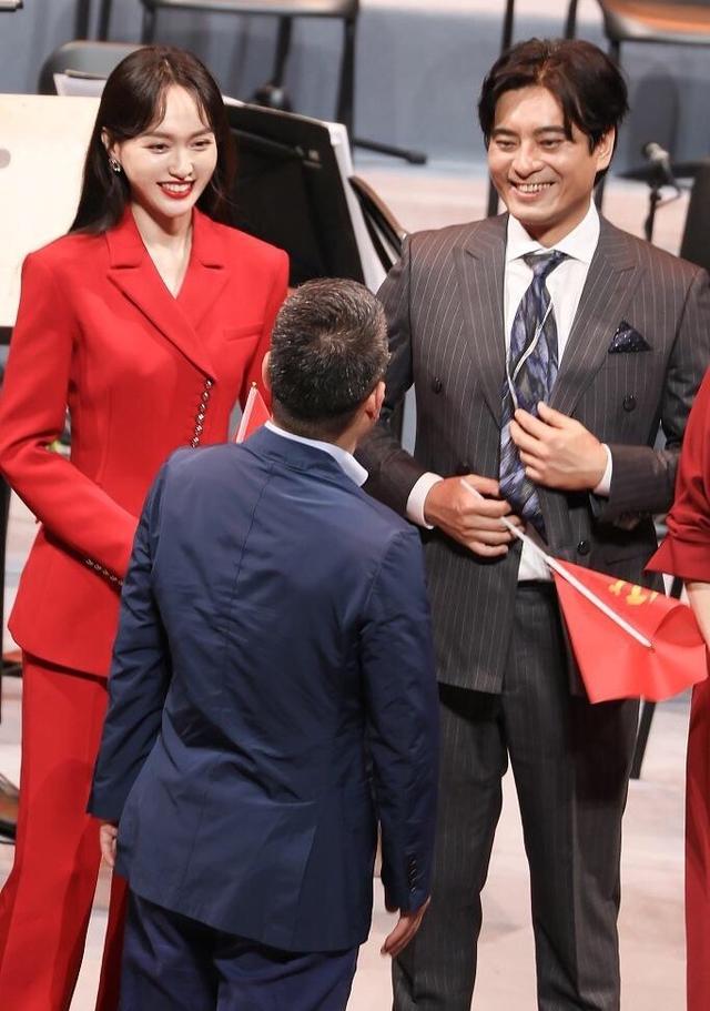 唐嫣穿“中国红”西装美出圈，八字刘海明艳大气，整个人都在发光