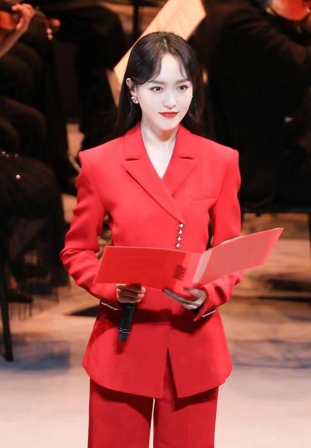 唐嫣穿“中国红”西装美出圈，八字刘海明艳大气，整个人都在发光