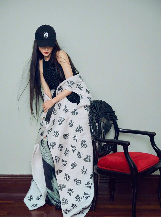 唐嫣穿“中国红”西装美出圈，八字刘海明艳大气，整个人都在发光